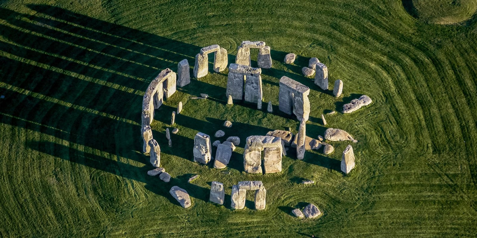 This image shows an ariel shot of the stonehenge in the UK